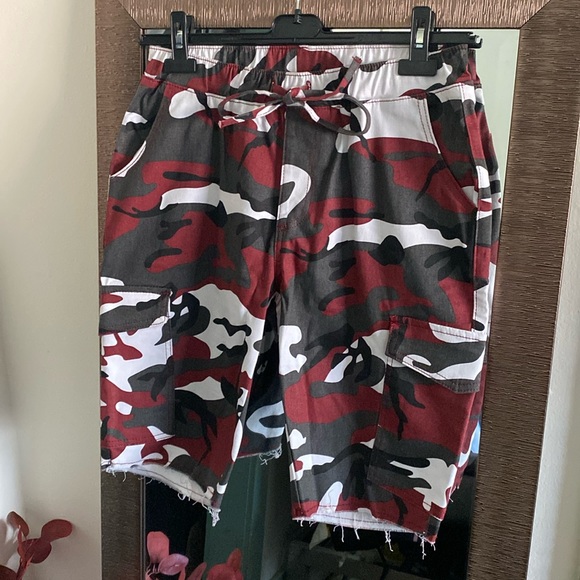 Almost Famous jean cargo shorts. Burgundy, white, black and grey. - Picture 3 of 3